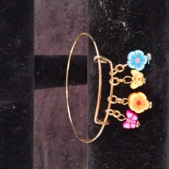 Butterfly and flower charm bracelet - Picture 1 of 3